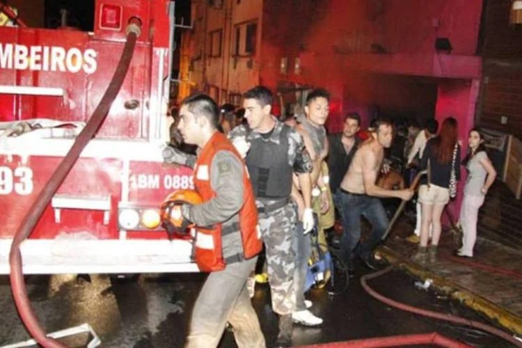
	Bombeiros em Santa Maria: as not&iacute;cias do Brasil causaram tanto impacto que dividiram a aten&ccedil;&atilde;o do notici&aacute;rio nacional com um grave acidente de &ocirc;nibus com 11 mortos
