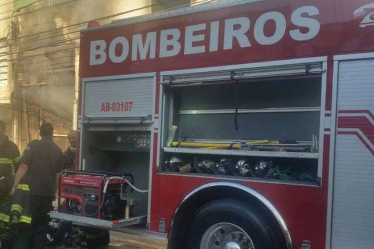 
	Bombeiros: o Corpo de Bombeiros est&aacute; atendendo a ocorr&ecirc;ncia com 17 viaturas
 (Reprodução / Facebook)