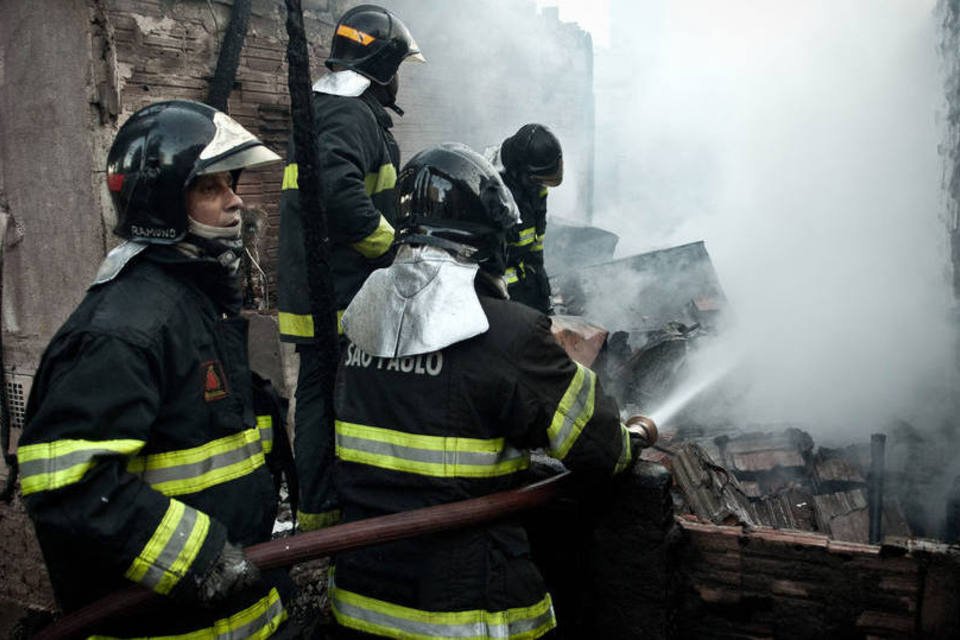 Incêndio em favela de SP deixa 140 famílias desabrigadas