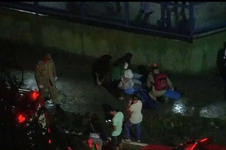 Bombeiros fazem resgate de feridos após colisão entre trens em Mesquita, Rio de Janeiro (Reprodução/Twitter/@GloboNews)