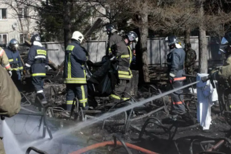 Bombeiros apagam fogo em hospital psiquiátrico nos arredores de Moscou, na Rússia. Incêndio matou pelo menos 38 pessoas ( REUTERS/Tatyana Makeyeva)