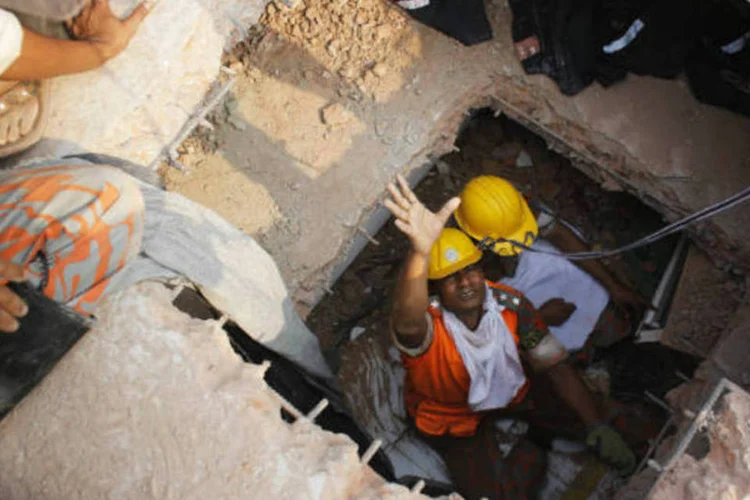 
	Bombeiros resgatam v&iacute;timas do desabamento em pr&eacute;dio de Bangladesh que deixou pelo menos 170 mortos e centenas de feridos
 (REUTERS/Andrew Biraj)