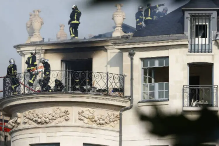 
	Bombeiros tentam controlar inc&ecirc;ndio no Hotel Lambert, em Paris: o palacete, catalogado como um edif&iacute;cio hist&oacute;rico, foi adquirido em 2007 por 60 milh&otilde;es de euro por parentes do emir do Catar
 ( REUTERS/Charles Platiau)