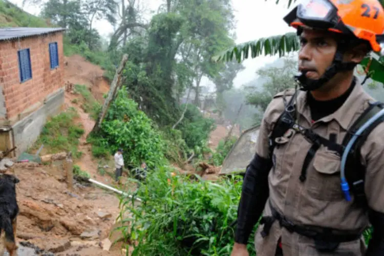 Bombeiros trabalham em áreas afetadas pelas fortes chuvas que atingiram Petrópolis, na região serrana do Rio de Janeiro (Tânia Rêgo/ABr)