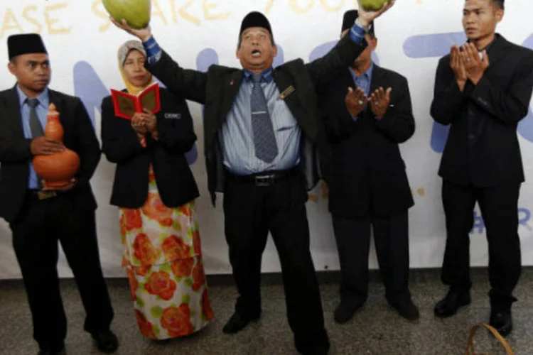 Ibrahim Mat Zin (C), um bomoh, xamã na tradição da cultura malaia, durante culto: "objetivo desses rituais é enfraquecer os maus espíritos" (Damir Sagolj/Reuters)