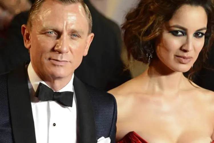 O ator Daniel Craig e a atriz Berenice Marlohe posam para os fotógrafos na estréia mundial do novo filme de 007 "Skyfall" (Paul Hackett/Reuters)