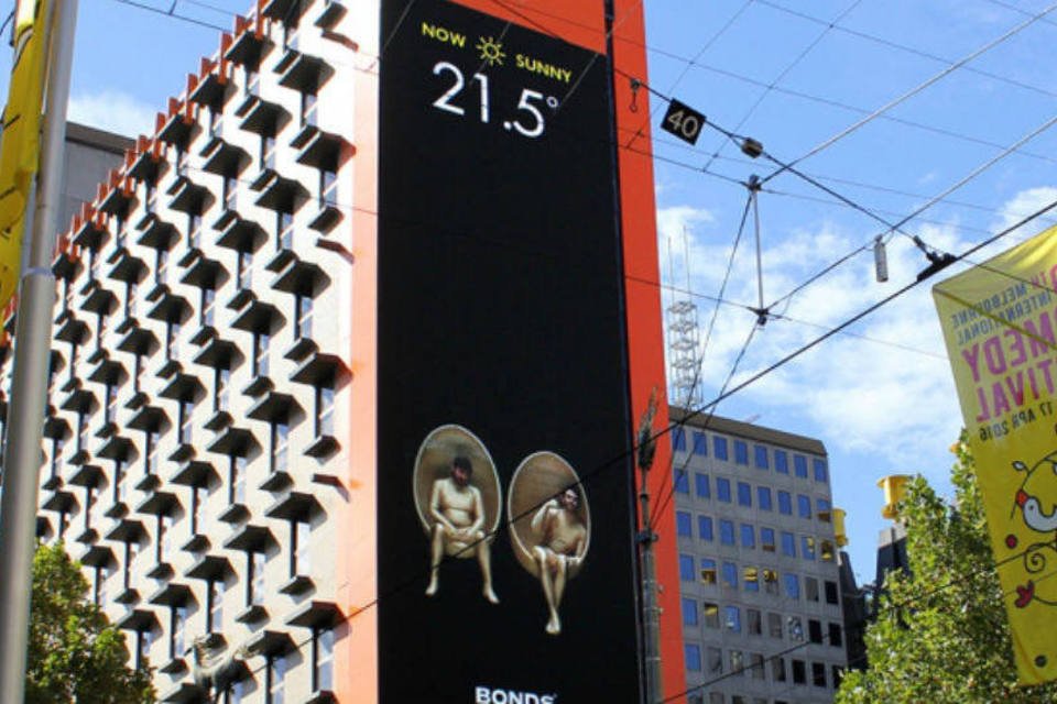 Em outdoor, 'testículos' reagem à temperatura do dia