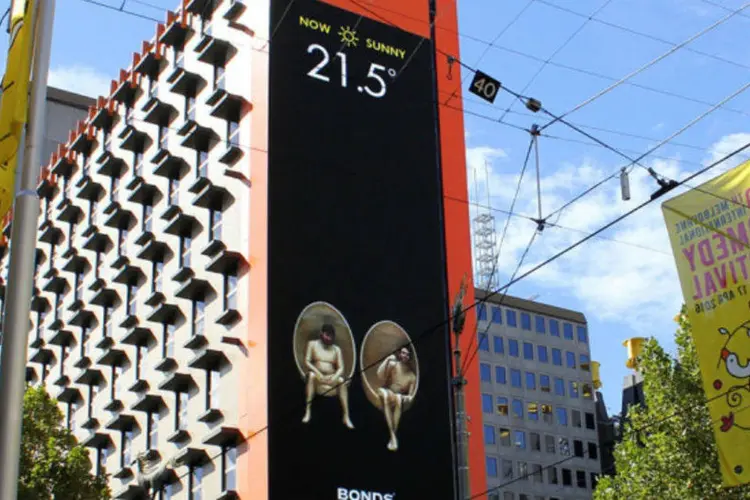 Outdoor da marca Bonds, na Austrália: "partes masculinas" reagem à temperatura (Divulgação)