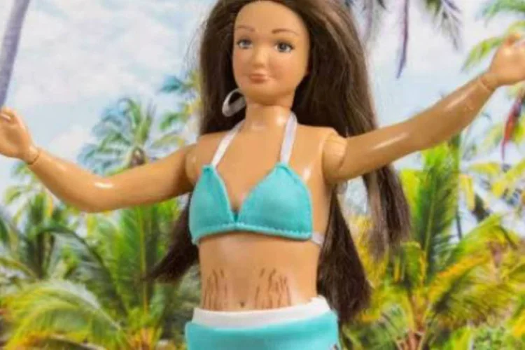 A boneca Lammily, conhecida como a Barbie com medidas e aparência reais, em comercial (Reprodução/Youtube)