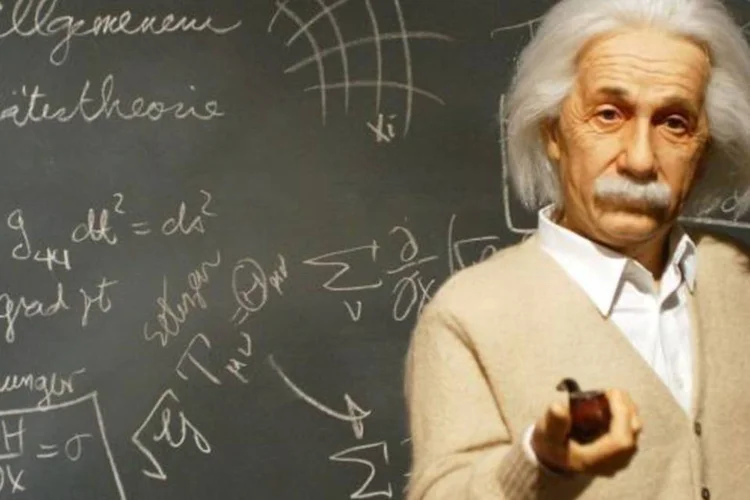 Boneco de Albert Einstein com os cálculos da Teoria da Relatividade em uma lousa (Chung Sung-Jun/Getty Images)
