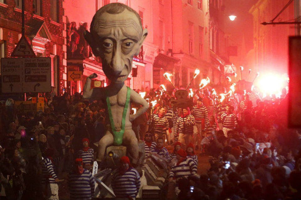 Boneco de Putin é queimado em festa no Reino Unido