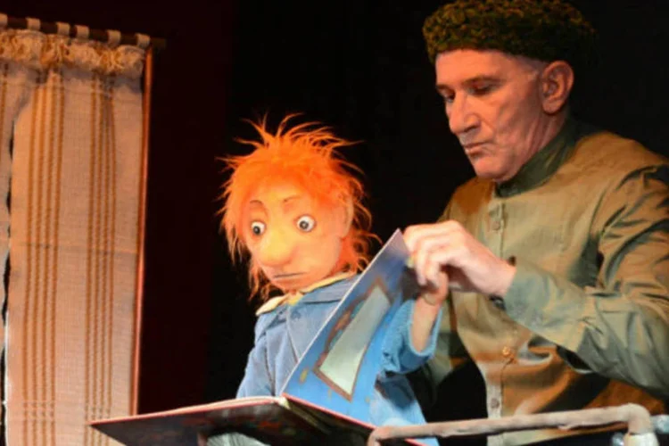 
	Bras&iacute;lia - &ldquo;O Menino Feio serve para as crian&ccedil;as verem que o feio n&atilde;o &eacute; aquilo que est&aacute; na cabe&ccedil;a delas&rdquo;, disse diretor da Companhia de Teatro Caricaturas, Ivaldo de Melo
 (Agência Brasil)