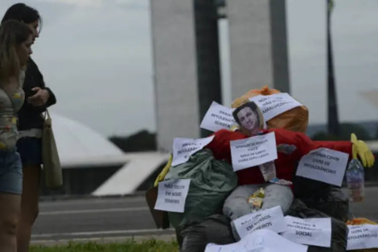 Manifestação: no sábado (30), em outro movimento, manifestantes malharam um boneco do deputado Marco Feliciano (PSC-SP) em frente ao Congresso. (Fábio Rodrigues Pozzebom/ABr)