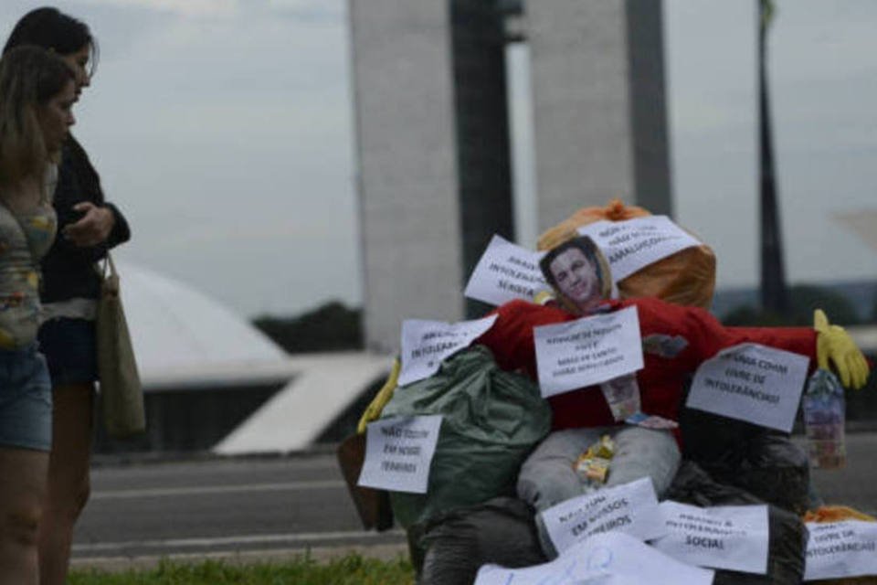 Manifestantes "enforcam" e "queimam" 12 políticos