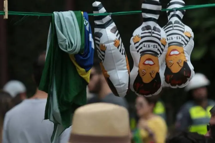 Bonecos Pixuleco em varal na Avenida Paulista, em SP, em 13/03/2016 (André Lopes/EXAME.com)