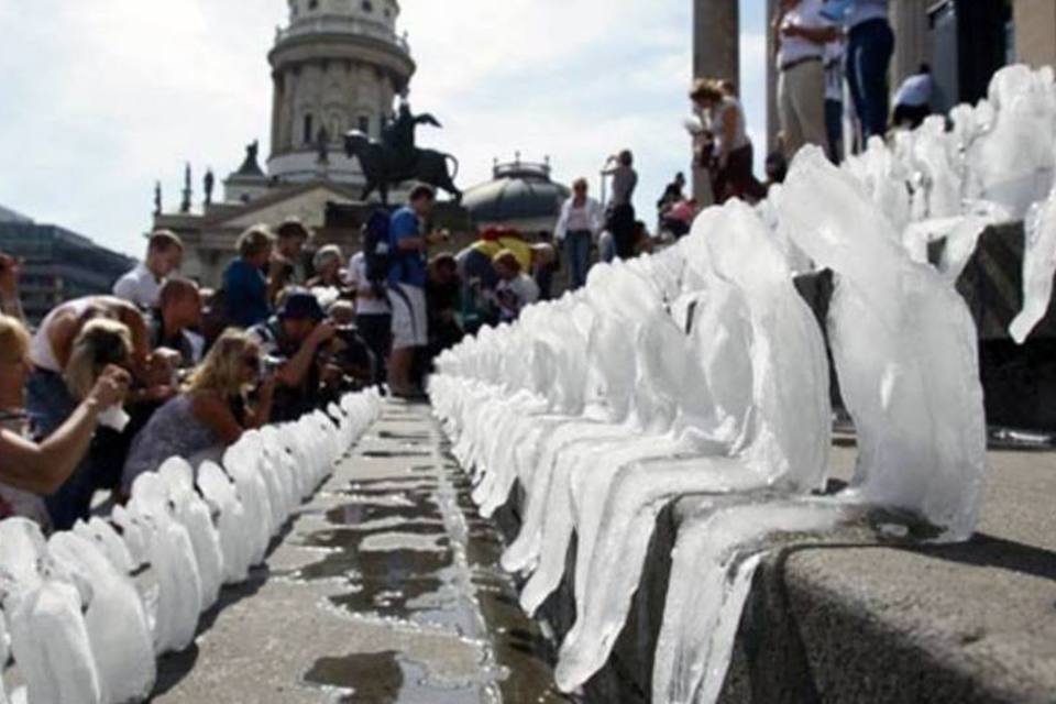 Bonequinhos de gelo derretem em ação do WWF sobre aquecimento global, na Alemanha. (Getty Images/Exame)