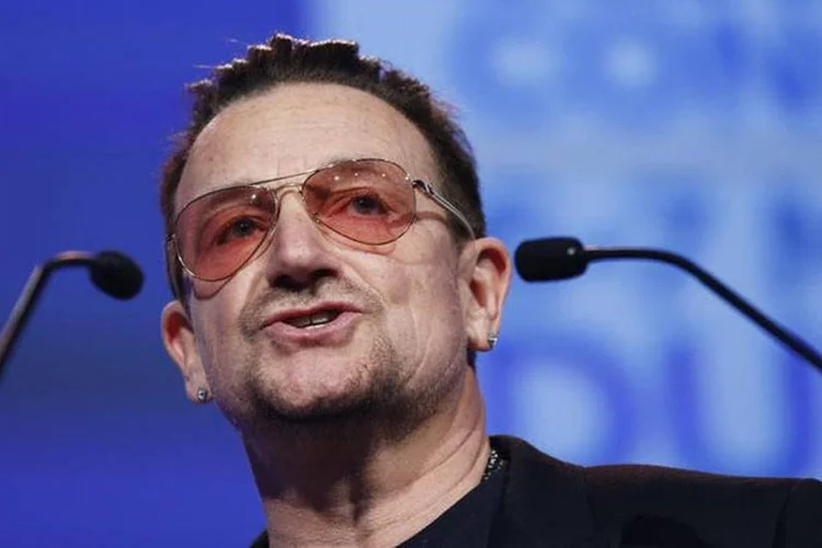 
	Cantor Bono, vocalista do U2, em discurso em Dublin
 (Suzanne Plunkett/Reuters)
