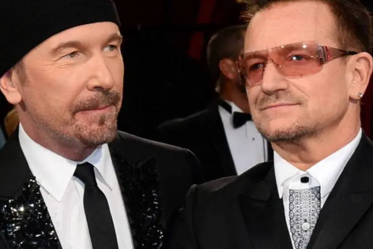 Músicos The Edge e Bono Vox, da banda de rock irlandesa U2 (WireImage/Getty Images)