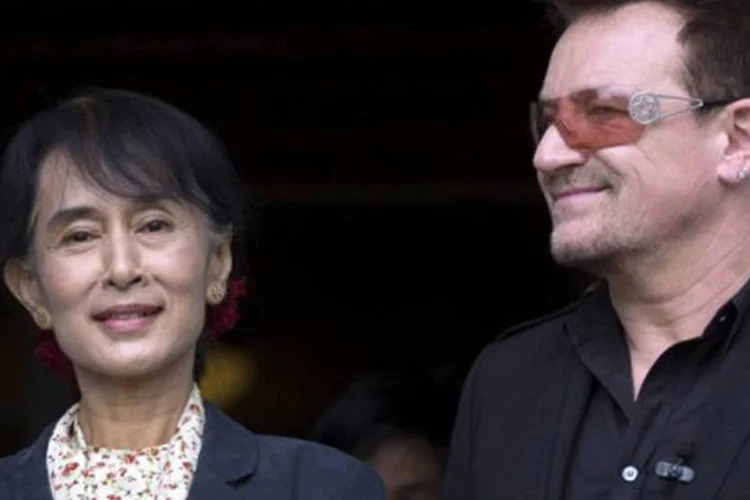 A líder opositora de Mianmar, Aung San Suu Kyi, em encontro com o vocalista do U2 e ativista Bono, que dedicou a música "Walk On" a ela (Daniel Sannum Lauten/AFP)