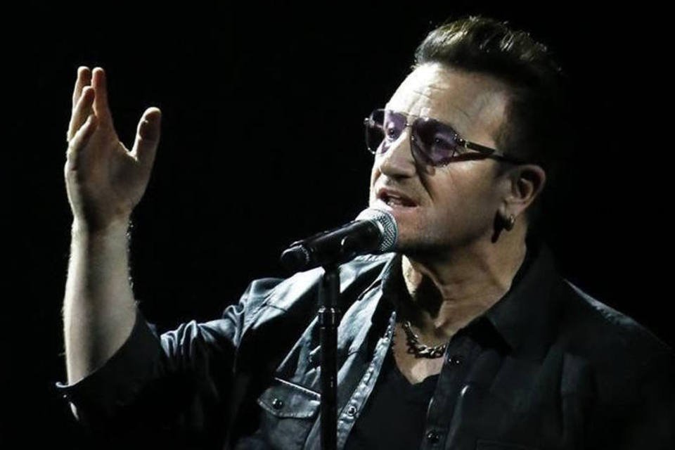 
	Bono Vox disse que n&atilde;o lembra como terminou em um hospital em Nova York com o osso de seu bra&ccedil;o superior para fora de sua jaqueta de couro
 (Fabrizio Bensch/Reuters)