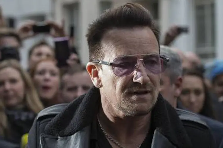 
	Bono: ele publicou na p&aacute;gina do U2 radiografia de seu cotovelo ap&oacute;s mais de cinco horas de opera&ccedil;&atilde;o
 (AFP)