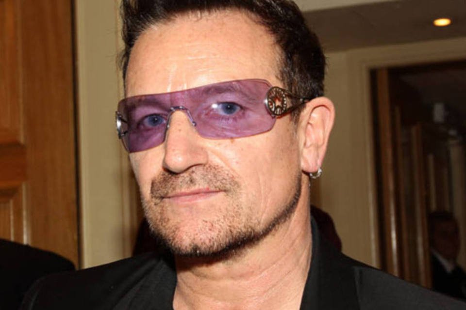 Bono faz campanha contra a pobreza em Berlim