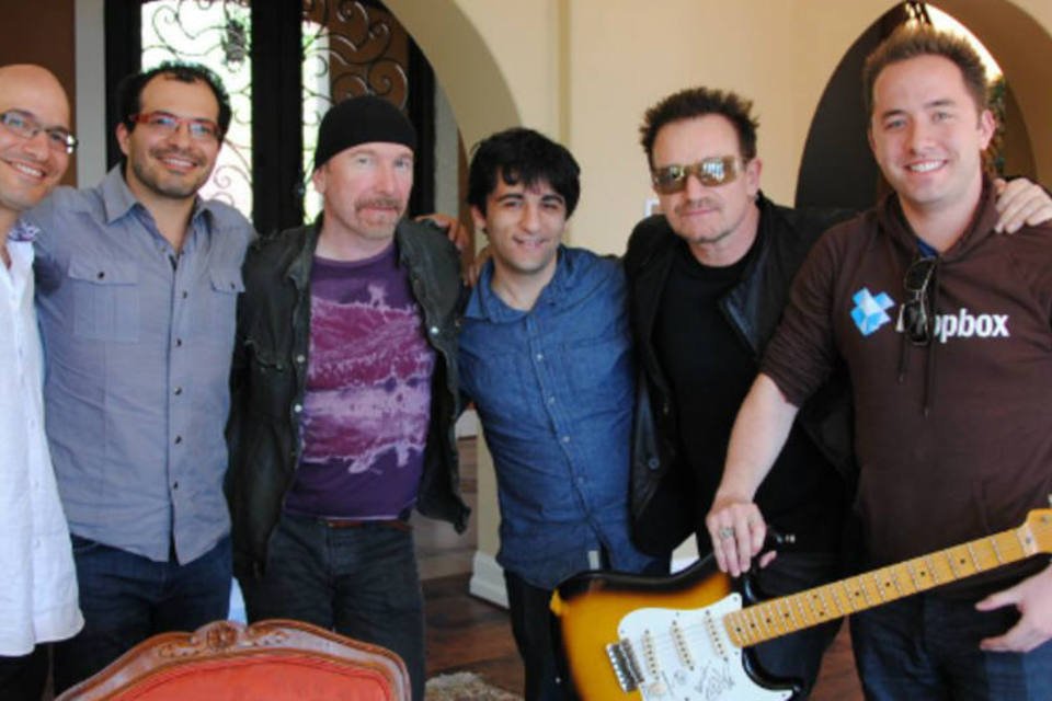 Equipe do Dropbox postou foto com Bono e o guitarrista The Edge  em sua conta do Twitter nesta segunda-feira (Twitpic/Dropbox/Divulgação)