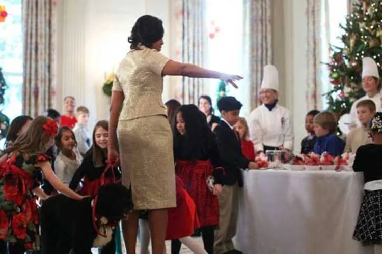 
	Bo Obama e Michelle Obama apresentam decora&ccedil;&atilde;o de Natal da Casa Branca em primeira m&atilde;o para fam&iacute;lias de militares
 (Alex Wong/Getty Images)