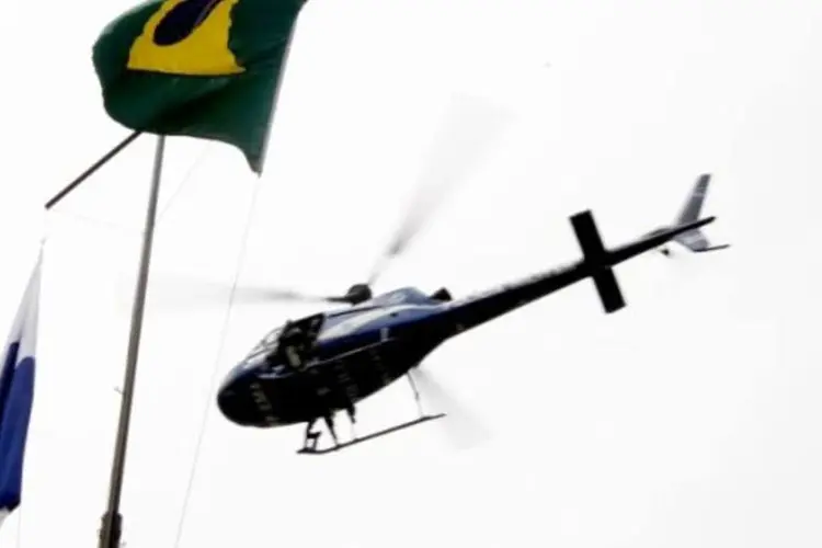 Helicóptero sobrevoa Rocinha: "A gente vai calibrar esse entendimento, que pode ainda sofrer alguns ajustes, mas a base é essa", disse Carlos Minc (Divulgação/Governo do Estado do Rio de Janeiro/Marino Azevedo)