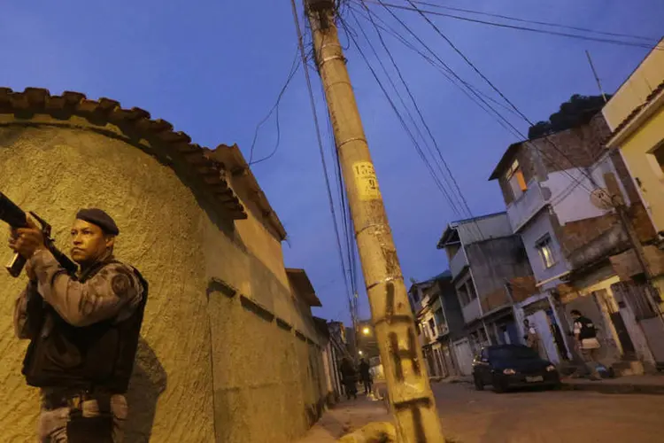 
	Um policial militar em posi&ccedil;&atilde;o na Vila Kennedy durante uma opera&ccedil;&atilde;o para instalar uma UPP na regi&atilde;o, no Rio de Janeiro
 (REUTERS/Ricardo Moraes)