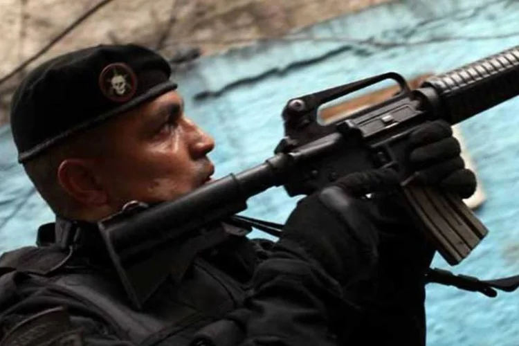 Policiais fazem a ocupação nas comunidades Rocinha, Vidigal e Chácara do Céu, na zona sul do Rio (Spencer Platt/Getty Images)