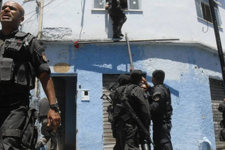 
	Bope na Favela do Jacarezinho no RJ: o morador Araguaci do Carmo, de 53 anos, disse que muitas pessoas est&atilde;o reclamando de que tiveram suas casas revistadas v&aacute;rias vezes
 (Tania Rêgo/ABr)