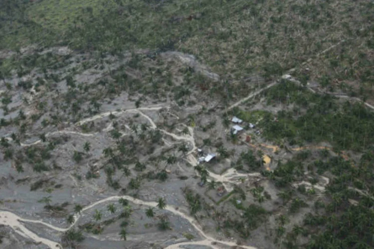 Vista aérea dos estragos causados pelo tufão "Bopha" no sul das Filipinas (REUTERS/Jay Morales)
