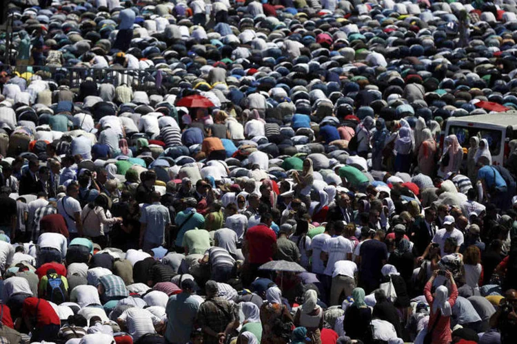 Pessoas rezando em cerimônia em Srebrenica, na Bósnia e Herzegovina (REUTERS/Stoyan Nenov)