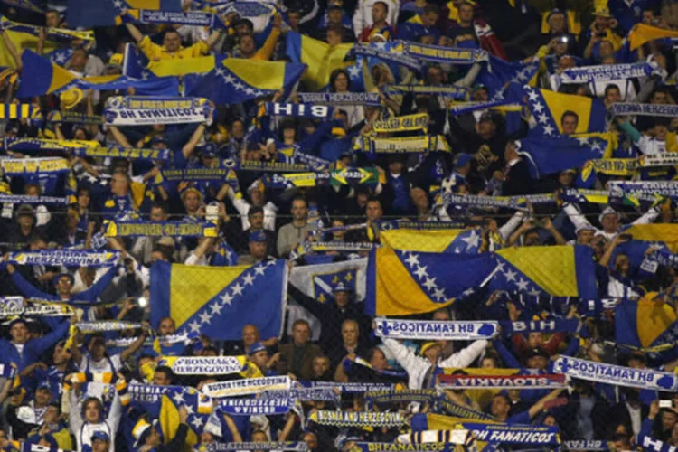 Torcedores de futebol na Bósnia: Bósnia e Grécia estão empatados no Grupo G com 22 pontos, mas a Bósnia tem saldo de 23 gols, contra apenas 6 da Grécia (Dado Ruvic/Reuters)