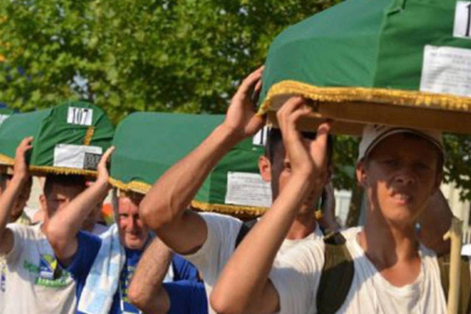 Bósnia: 30.000 pessoas em Srebrenica para lembrar massacre