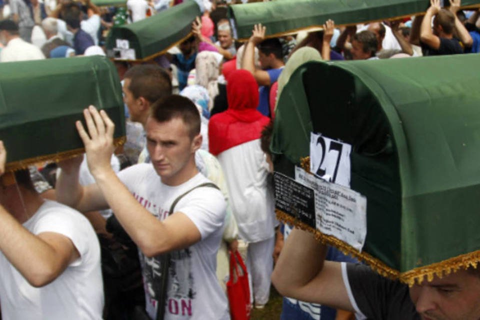 Bósnia sepulta mais vítimas 18 anos após massacre