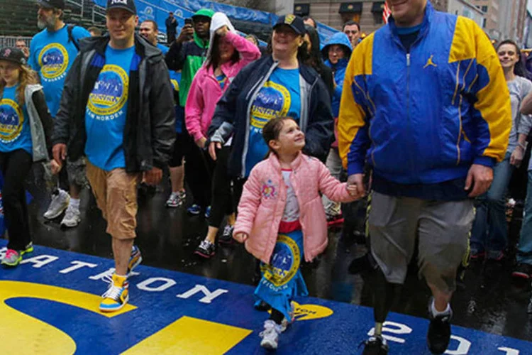 
	Sobreviventes da explos&atilde;o na Maratona de Boston de 2013 cruzam a linha de chegada no anivers&aacute;rio de um ano do incidente: o dia foi muito sens&iacute;vel para Boston, uma cidade ainda traumatizada
 (REUTERS/Brian Snyder)