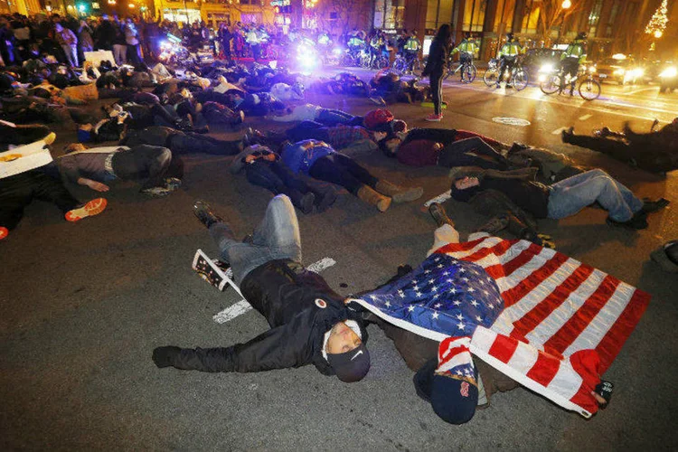 Pessoas se deitam no chão em Boston, Massachusetts, em protesto contra mortes de Michael Brown e Eric Garner (Brian Snyder/Reuters)