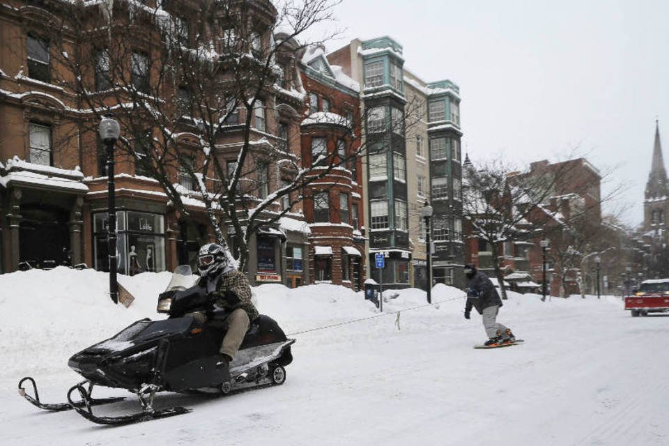 Após nevascas intensas, Boston está soterrada; veja fotos