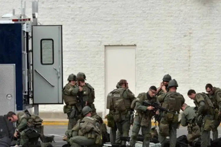 Policiais de Boston durante operação após o atentado na maratona da cidade (AFP / Stan Honda)