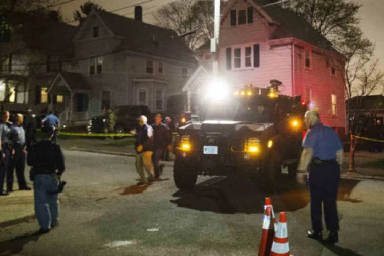 
	Boston: policiais em frente &agrave; casa onde foi preso Dzhokhar Tsarnaev, o segundo suspeito de ter planejado as explos&otilde;es na Maratona de Boston
 (REUTERS/Lucas Jackson)