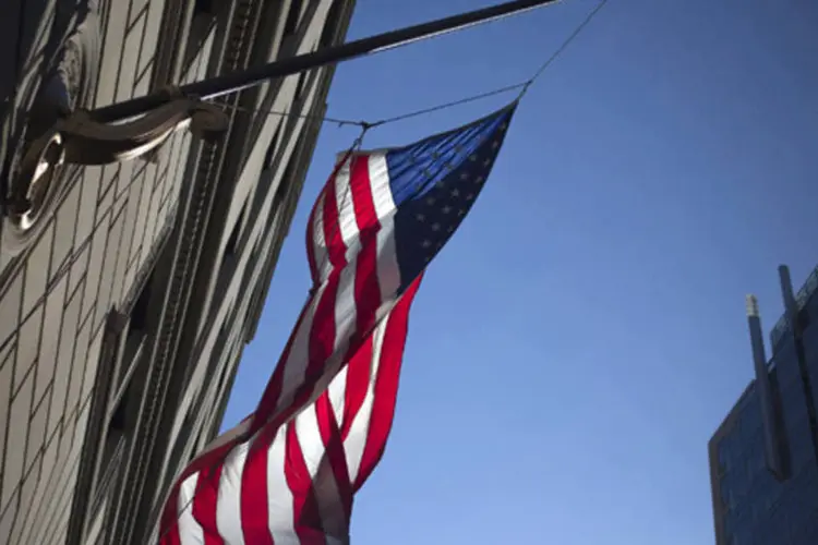 Bandeira dos Estados Unidos a meio mastro em Boston: as autoridades da cidade anunciaram que suporte psicológico será fornecido nas escolas e para os corredores que precisarem de assistência após os ataques. (REUTERS/Shannon Stapleton)