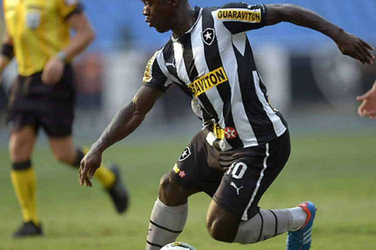 
	Seedorf, durante o jogo entre Botafogo e Flamengo, realizado no est&aacute;dio do Engenh&atilde;o: as falhas no est&aacute;dio oferecem riscos aos torcedores
 (FOTONAUTA)
