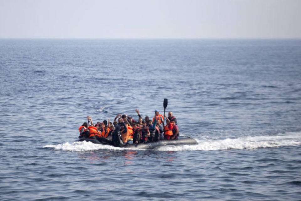 Lancha com refugiados naufraga e 5 pessoas morrem no Egeu