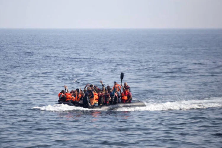 
	Bote com refugiados chegando numa ilha grega: equipes conseguiram salvar 21 pessoas, al&eacute;m de recuperar nove corpos
 (REUTERS)