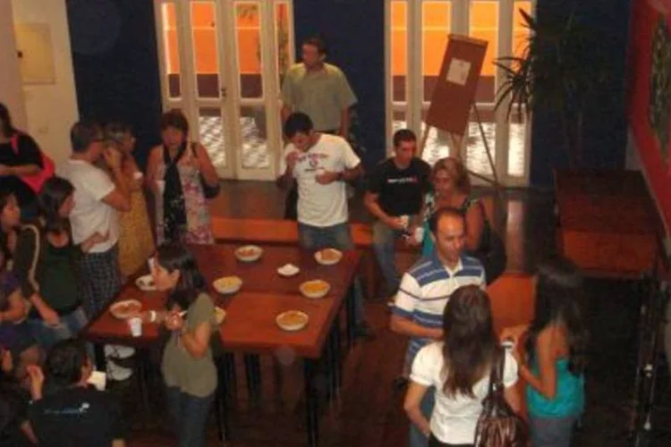 Alunos em intervalo no Boteco do Conhecimento: cursos irreverentes facilitam networking (.)