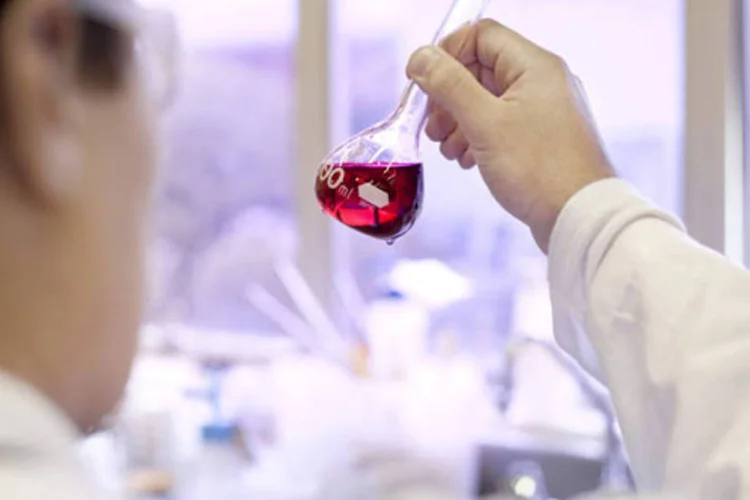 
	Funcion&aacute;rio em laborat&oacute;rio do Botic&aacute;rio:1.000 novos postos de trabalho em 2013
 (Divulgação)
