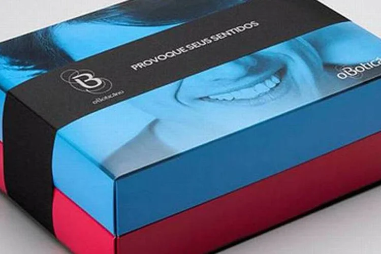 O diferencial fica por conta da fita, que forma uma venda nos olhos do casal (Divulgação)