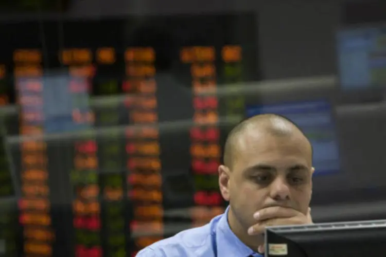 
	Bovespa: ambas as a&ccedil;&otilde;es da estatal perdiam cerca de 6 por cento durante a manh&atilde;, pressionando o Ibovespa, que ca&iacute;a 1,8 por cento, a 48.345 pontos, &agrave;s 11h41
 (Marcos Issa/Bloomberg)